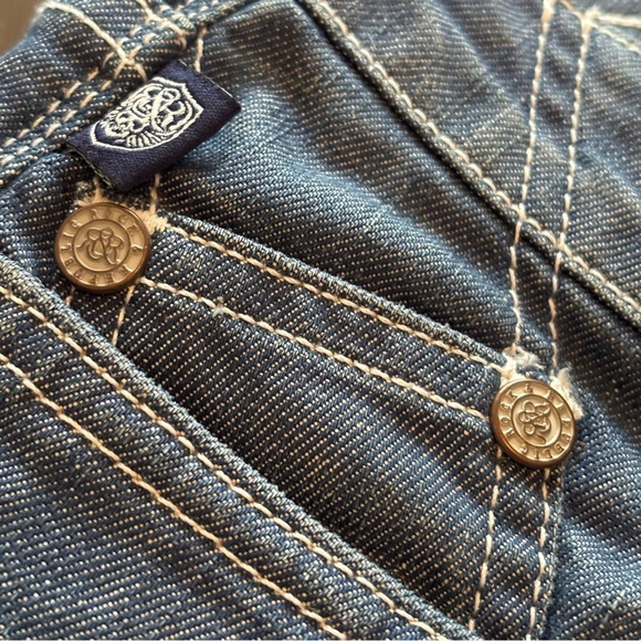 Rock Republic Capri Women’s Size 30 Light wash w/white Stitching. Pre-owned - Picture 6 of 7